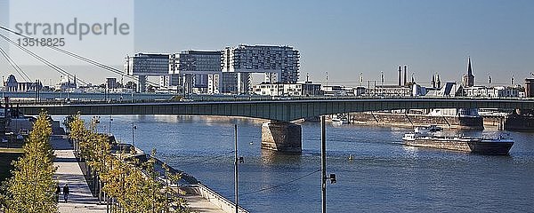 Der Rhein mit Rheinboulevard und Kranhäusern  Köln  Rheinland  Nordrhein-Westfalen  Deutschland  Europa