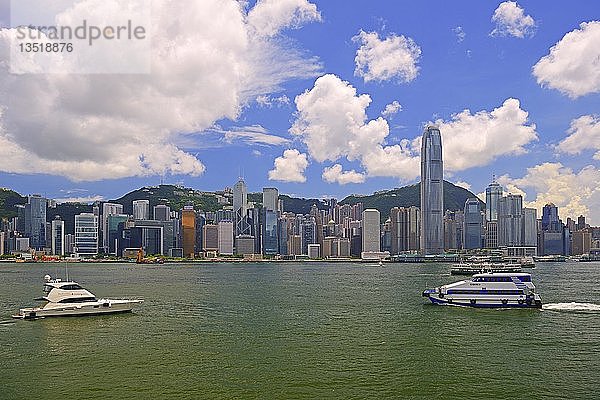 Skyline von Hongkong Island und Hongkong River  mit Bank of China links und IFC 2 Tower rechts  Kowloon  Hongkong  China  Asien