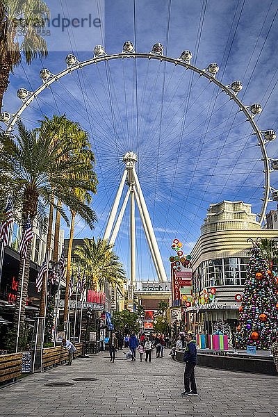 Geschäfte in der Einkaufsstraße The Linq Promenade  hinter The High Roller  Riesenrad  Las Vegas  Nevada  USA  Nordamerika