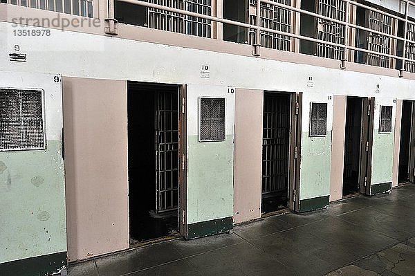 Dunkle Gefängniszellen  The Hole  im Zellenblock D im Gefängnis  Alcatraz Island  Kalifornien  USA  Nordamerika