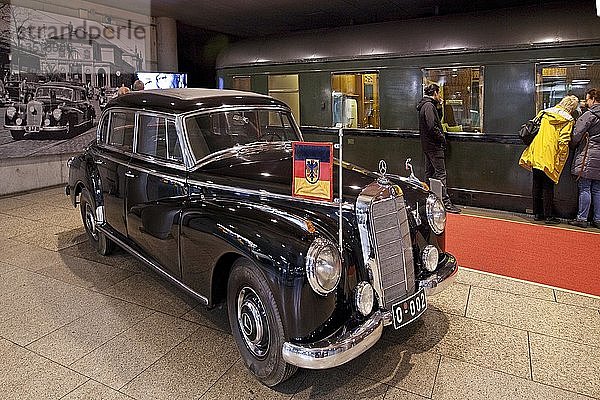 Adenauers Mercedes 300 mit Limousine 10205  Haus der Geschichte  Bonn  Rheinland  Nordrhein-Westfalen  Deutschland  Europa