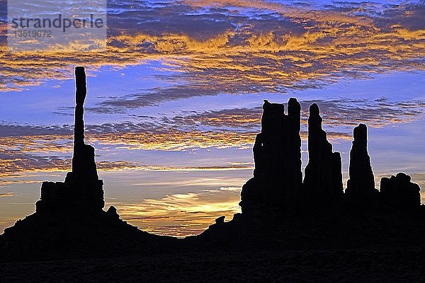 Sonnenaufgang mit Totem Pole Felsformation im Gegenlicht  Monument Valley  Arizona  USA  Amerika  Nord Amerika