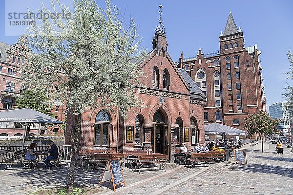 Fleetschlösschen vor alten Lagerhäusern in der Speicherstadt  Hamburg