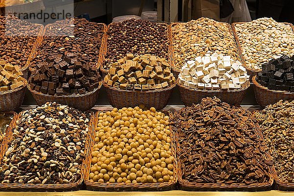 Verschiedene Nüsse und Nougat  Mercat de la Boqueria oder Mercat de Sant Josep  Markthallen  Barcelona  Spanien  Europa