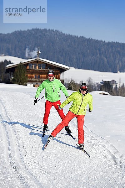 Skilangläufer auf dem Penningberg  Hopfgarten  Kitzbüheler Alpen  Tirol  Österreich  Europa