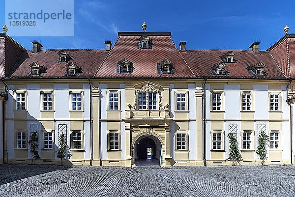 Innenhof des Barockschlosses Oberschwappach  Oberschwappach  Unterfranken  Bayern  Deutschland  Europa