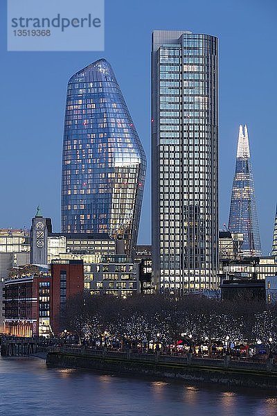 Wolkenkratzer an der Themse  Abenddämmerung  Southwark  London  England  Großbritannien