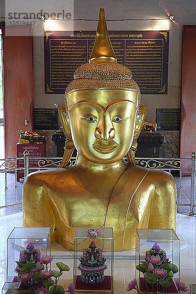 Innenraum mit Buddha-Statue  Tempel Wat Phra Thong  Phuket  Thailand  Asien