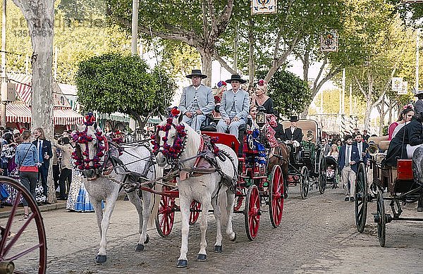 Verzierte Pferdekutsche  Feria de Abril  Sevilla  Andalusien  Spanien  Europa