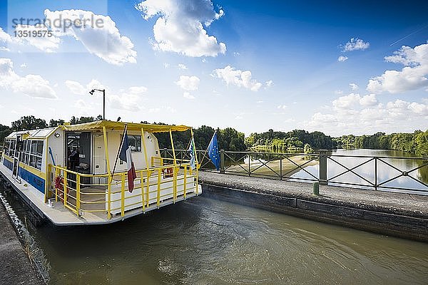 Kanalbrücke über die Allier  Pont canal de Guétin  Loire-Kanal  bei Nevers  Loire-Tal  Nievre  Centre  Frankreich  Europa