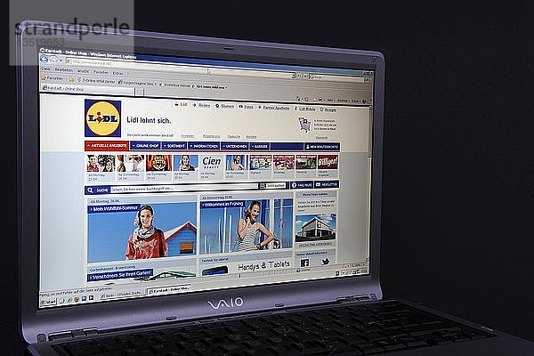 Website  deutsche Lidl-Webseite auf dem Bildschirm eines Sony Vaio-Laptops  einer deutschen Discounter-Kette