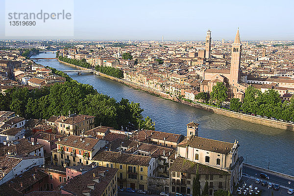 Morgenlicht über den Dächern von Verona und der Etsch  Venetien  Italien  Europa