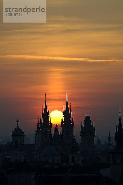Teynkirche bei Sonnenaufgang  Altstädter Ring  historisches Zentrum  Prag  Böhmen  Tschechische Republik  Europa