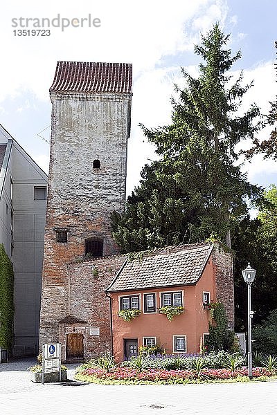 Hexenturm mit Stadtmauer und Wohnhaus  Teil der mittelalterlichen Stadtbefestigung  ehemaliger Gefängnisturm  Memmingen  Schwaben  Bayern  Deutschland  Europa