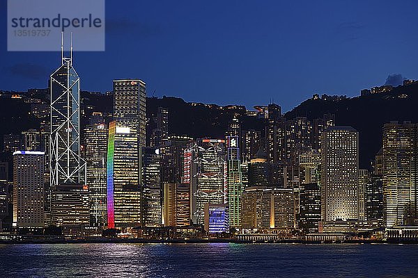 Blick zur blauen Stunde von Kowloon auf die Skyline von Hongkong Island am Hongkong River  Central  mit der Bank of China ganz links  Hongkong  China  Asien