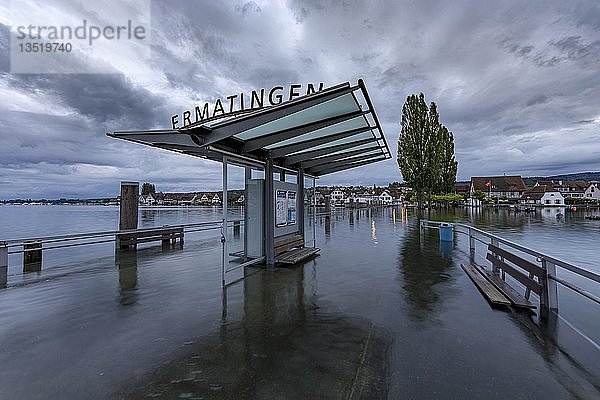 Überfluteter Steg  Ermatingen  Bodensee  Thurgau  Schweiz  Europa