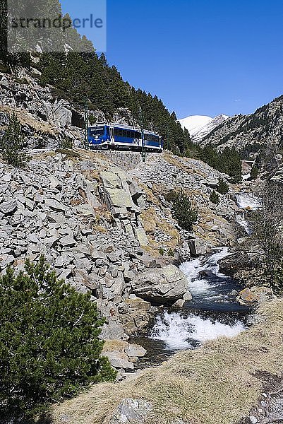 Zahnradbahn Cremallera de Núria im Tal Vall de Núria  Pyrenäen  Nordkatalonien  Spanien  Europa