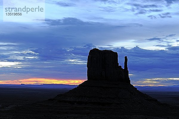 West Buttes bei Sonnenaufgang  Monument Valley  Arizona  USA  Nordamerika