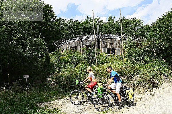 Radfahrer im Walderlebniszentrum und Kletterwald Riegling  Ostbayern  Niederbayern  Bayern  Deutschland  Europa