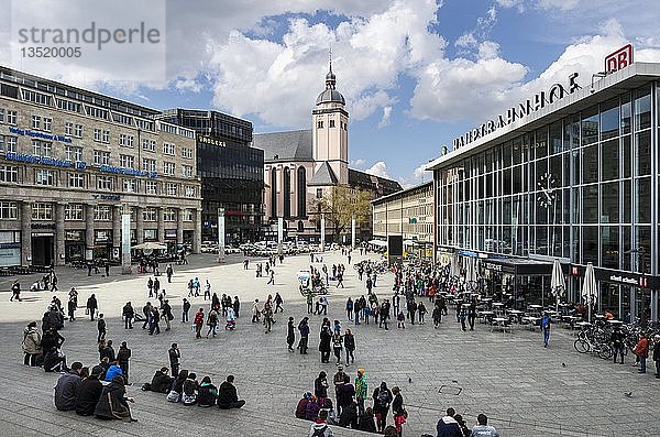 Blick von der Domplatte auf den Bahnhofsvorplatz  mit dem Hauptbahnhof rechts und der Kirche St. Mariä Himmelfahrt in der Mitte  Köln  Nordrhein-Westfalen  Deutschland  Europa