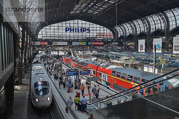 Züge und Fahrgäste auf dem Bahnsteig  Bahnhofshalle  Hauptbahnhof  Hamburg  Deutschland  Europa