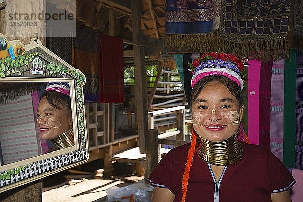 Junge Frau mit Halsringen  Stamm der Langhals-Karen  Huay Pu Keng  Mae Hong Son  Thailand  Asien
