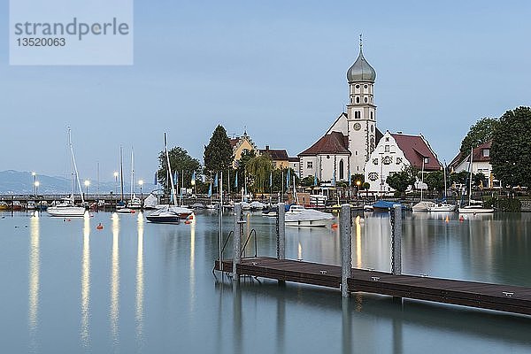 Morgenstimmung vor Sonnenaufgang am Bodensee  Blick auf den Hafen auf der Halbinsel Wasserburg mit der Barockkirche St. Georg  Bayern  Deutschland  Europa