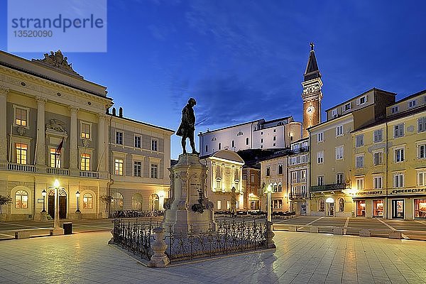 Tartini-Platz  Rathaus  Giuseppe-Tartini-Denkmal  St. Georgs-Kathedrale  Blaue Stunde  Piran  Istrien  Slowenien  Europa
