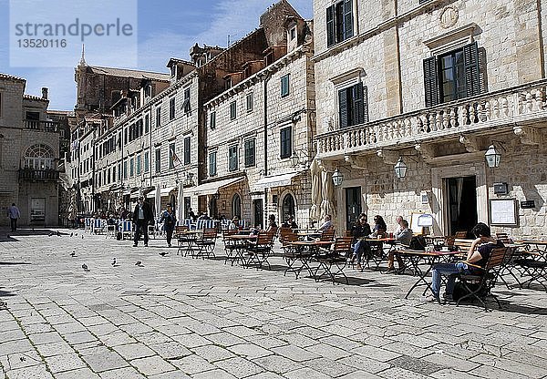 Straßencafé im historischen Zentrum  Dubrovnik  Kroatien  Europa