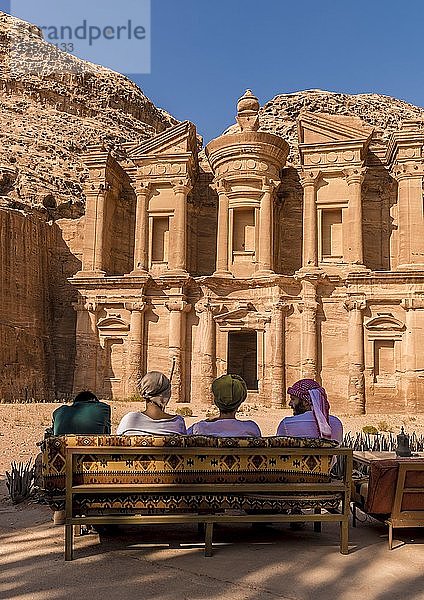 Touristen auf einer Bank sitzend  Kloster  Felsentempel Ad Deir  Felsengrab  nabatäische Architektur  Khazne Faraun  Mausoleum in der nabatäischen Stadt Petra  nahe Wadi Musa  Jordanien  Asien