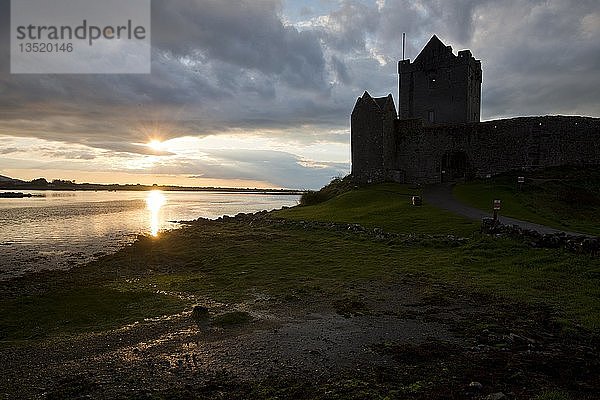 Silhouette  Dunguaire Castle  Kinvara  Cinn Mhara  Grafschaft Galway  Irland  Europa