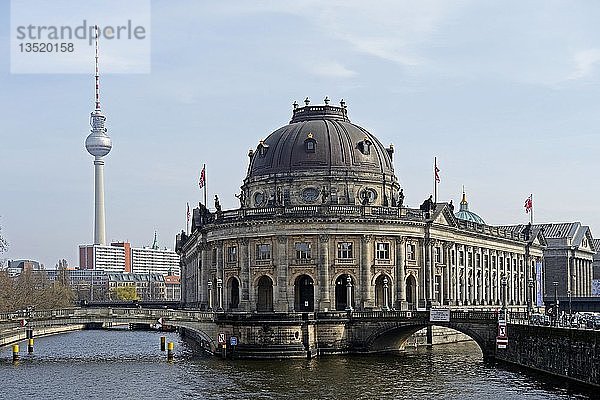 Berliner Fernsehturm und Bode-Museum  Museumsinsel  UNESCO-Welterbe  Berlin  Deutschland  Europa