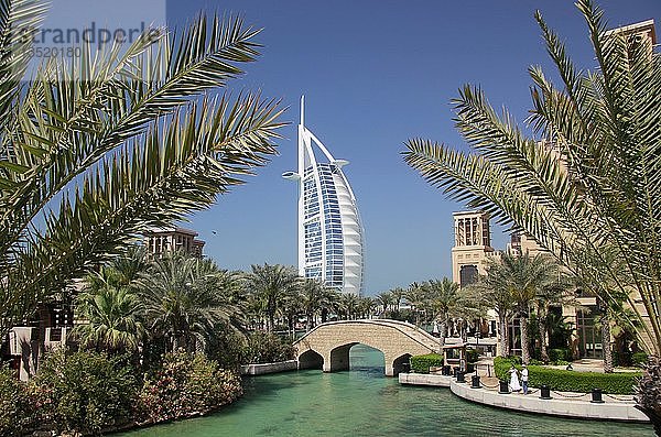 Wasserkanal im Madinat Jumeirah  Burj al Arab Luxushotel auf der Rückseite  Burj al Arab  Dubai  Vereinigte Arabische Emirate  Asien
