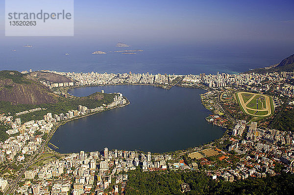 der rodrigo de freitas-see und der jockey-club in rio de janeiro  brasilien