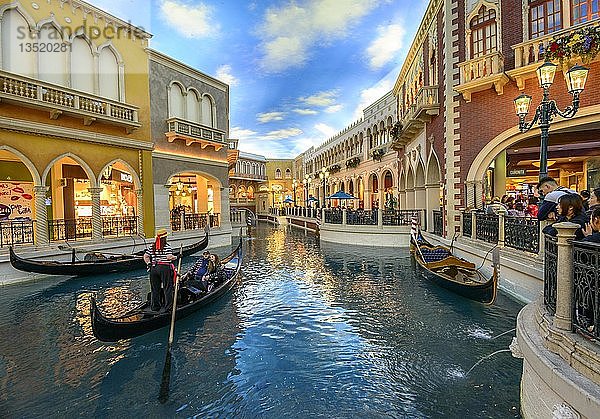 Replik Venedig  venezianische Gondeln mit Touristen auf dem Kanal  Canale Grande  Grand Canal  unter künstlichem Himmel  The Venetian Resort Hotel  Casino  Las Vegas Strip  Las Vegas  Nevada  USA  Nordamerika