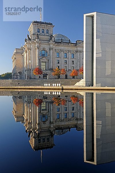 Reichstagsgebäude und Paul-Löbe-Haus spiegeln sich in der Spree im Herbst  Berlin  Deutschland  Europa  PublicGround  Europa