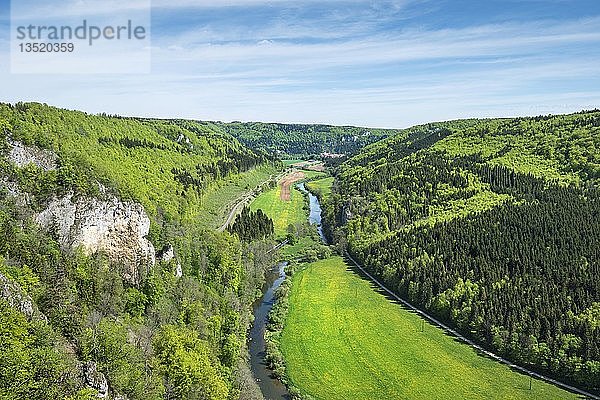 Blick auf das obere Donautal vom Knopfmacherfelsen aus gesehen  Baden-Württemberg  Deutschland  Europa