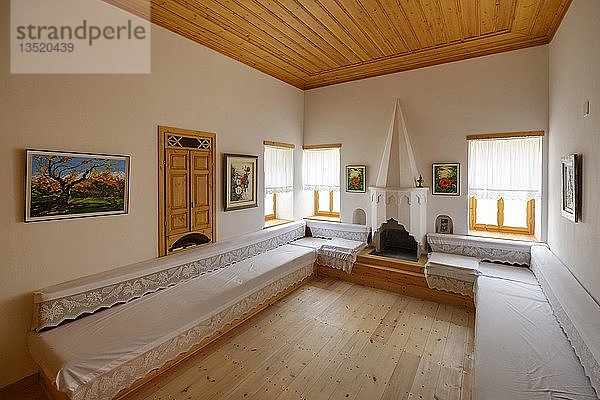 Wohnzimmer im Haus von Ismail Kadare  rekonstruiertes Haus  Gjirokastra  Gjirokastër  Albanien  Europa