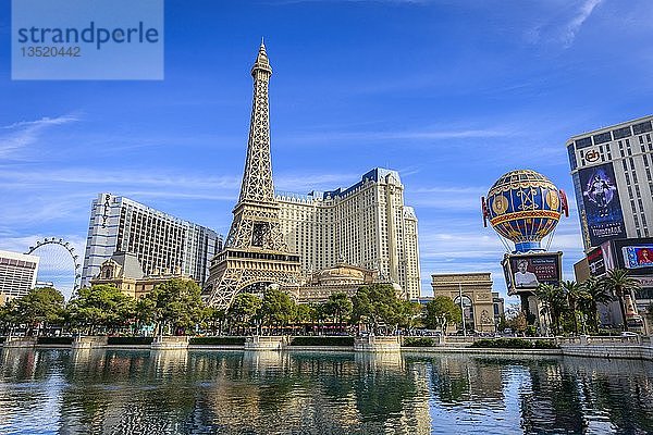 Rekonstruierter Eiffelturm  Hotel Paris und der See vor dem Hotel Bellagio  Las Vegas Strip  Las Vegas  Nevada  USA  Nordamerika