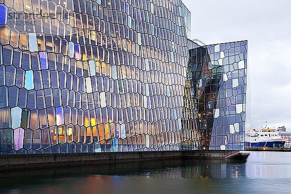 Fassade der Wabenstruktur aus dichromatischem Glas von Olafur Eliasson an der Harpa Concert Hall  Reykjavik  Island  Europa