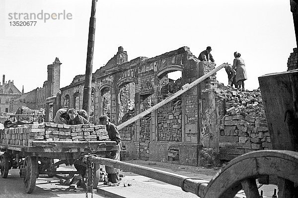 Beseitigung von Trümmern und Bergung von Baumaterialien  1947  Katharinenstraße  Leipzig  Sachsen  DDR  Deutschland  Europa