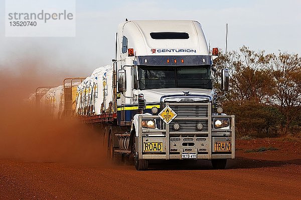 Freightliner-Lastzug auf staubiger roter australischer Outback-Straße  Pilbara  Westaustralien  Australien  Ozeanien