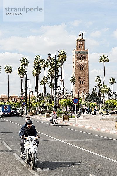Koutoubia oder Kutubiyya-Moschee  Jemaa el-Fnaa  Straße mit Motorrollern  Marrakesch Medina  Marrakesch  Marokko  Afrika