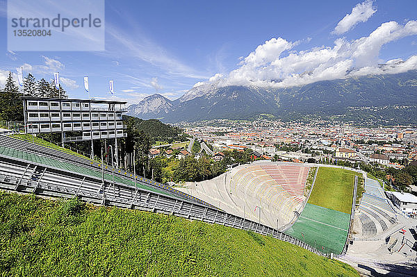 Blick von der Bergisel Schanze auf das Stadion  Stadt Innsbruck und Nordkette oder Inntalkette im Hintergrund  Tirol  Österreich  Europa