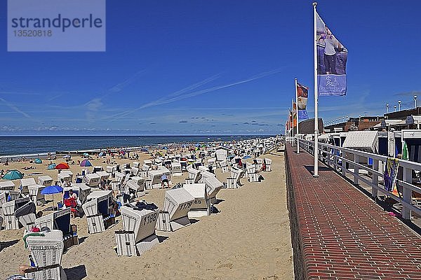 Touristen und Strandkörbe  der Hauptstrand von Westerland  Sylt  Nordfriesische Inseln  Nordfriesland  Schleswig-Holstein  Deutschland  Europa