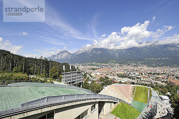 Blick von der Bergisel Schanze auf das Stadion  Stadt Innsbruck und Nordkette oder Inntalkette im Hintergrund  Tirol  Österreich  Europa