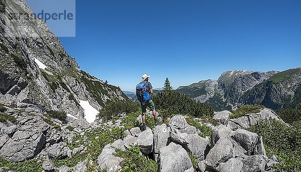 Wanderer steht auf Fels  Wanderweg zur Wasseralm über Niederbrunnsulzen  Steinernes Meer  Nationalpark Berchtesgaden  Bayern  Deutschland  Europa