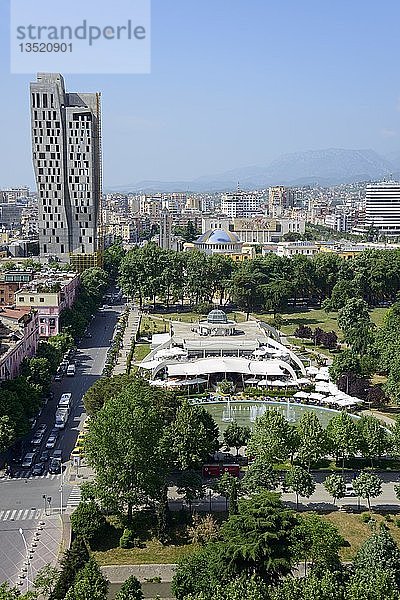 Stadtansicht  Stadtzentrum  Blick vom Sky Tower  in den hinteren Bergen  Tirana  Albanien  Europa