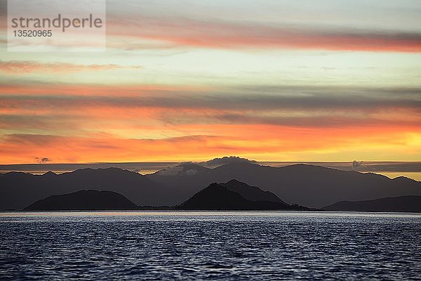 Sonnenuntergang über dem Komodo-Nationalpark  Indonesien  Asien