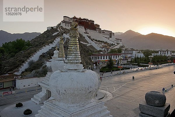 Der Potala  Sonnenaufgang am Winterpalast des Dalai Lama  Lhasa  Tibet  China  Asien